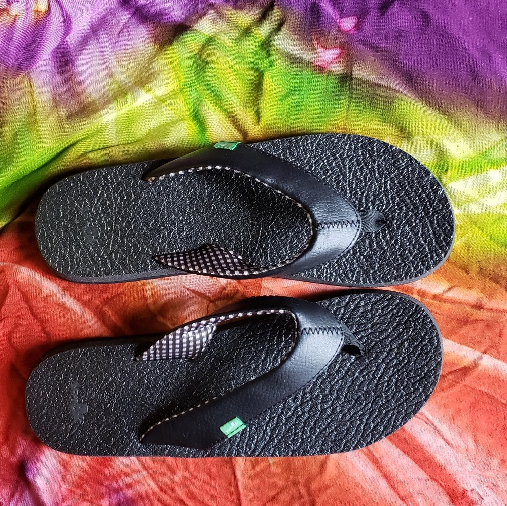 Sanuk womans black sandals/flip flops